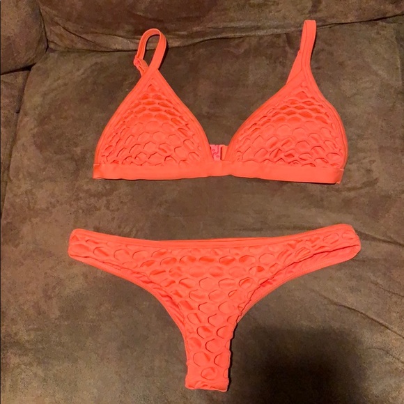 Bikini - Picture 1 of 2